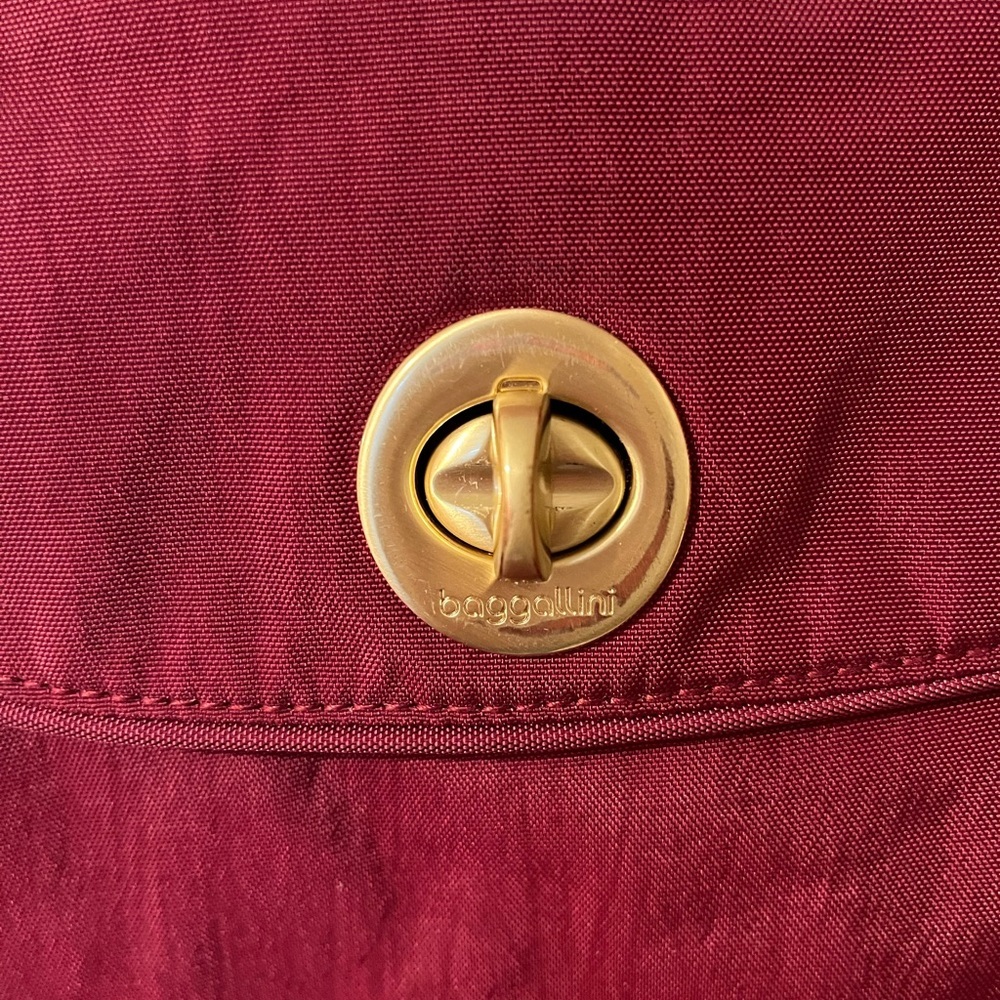 Baggallini Burgundy Women's Tote travel bag - Picture 2 of 5